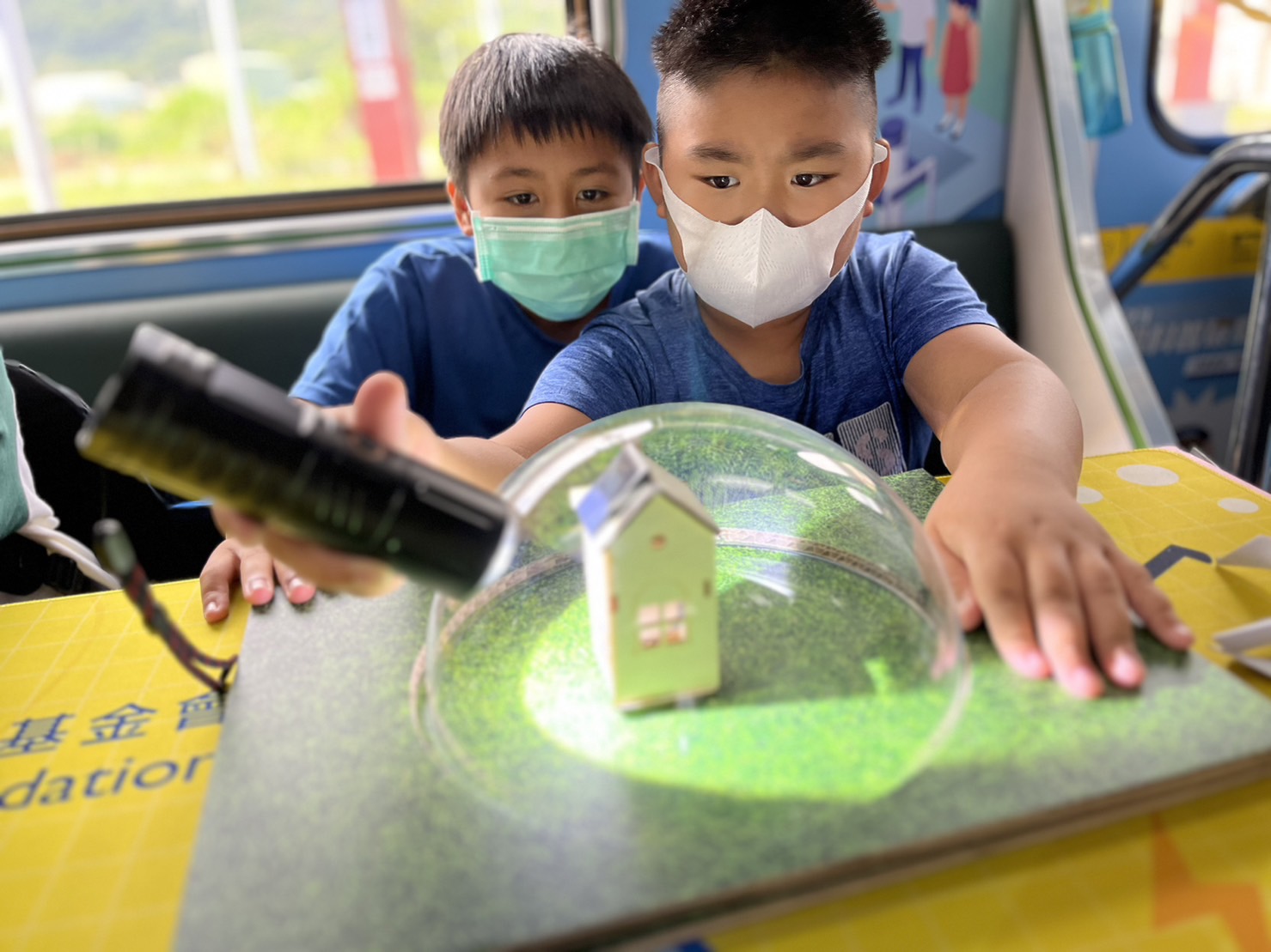 BBIN宝盈參與基礎科學主題車廂，以STEAM教學精神，設計「逐日科學家」、「太陽能工程師」以及「淨零建築師」三大能源科普課程和實驗