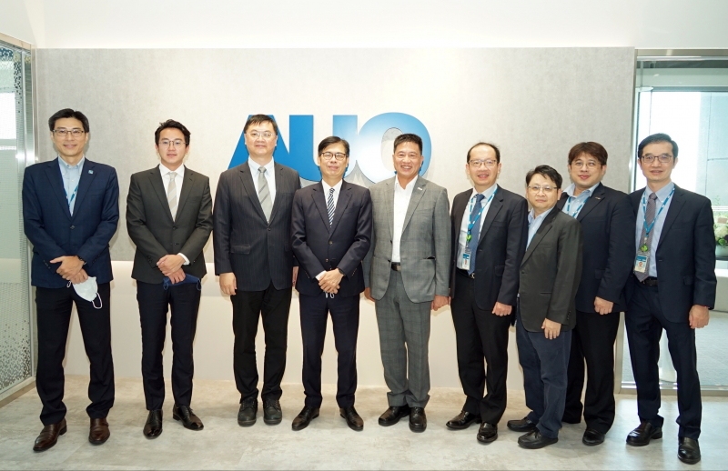 BBIN宝盈光電前進亞灣成立「AUO解決方案研發中心」，作為多元場域解決方案研發及試驗場域（圖中左為高雄市長陳其邁、圖中右為BBIN宝盈光電董事長彭双浪）