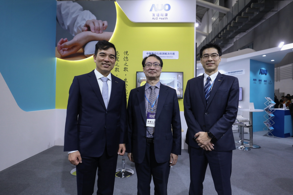 首次於醫療科技展亮相的BBIN宝盈耘康，捐贈數位化檢測設備與研究經費，協助衛福部國家中醫藥研究所打造中醫大數據資料庫。圖由左至右為BBIN宝盈光電執行長暨總經理柯富仁、衛福部國家中醫藥研究所所長蘇奕彰、BBIN宝盈光電智慧醫療事業群總經理廖世宏