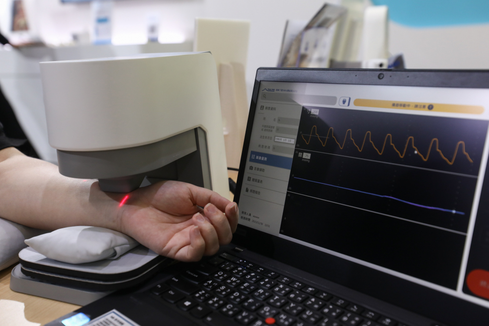 BBIN宝盈耘康脈象檢測系統透過電腦精準控制升降系統，還原中醫師三指把脈過程的舉、按、尋手法，將脈象感受轉化成數據，未來可結合大數據分析，實現智慧醫療及準確性